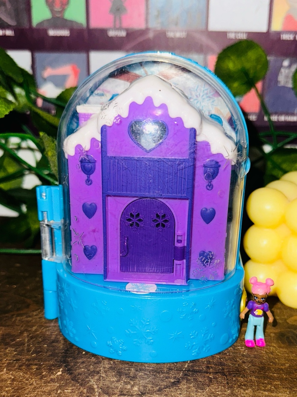 Polly Pocket Mattel Pocket World Snow Secret Surprise Compact Play Set